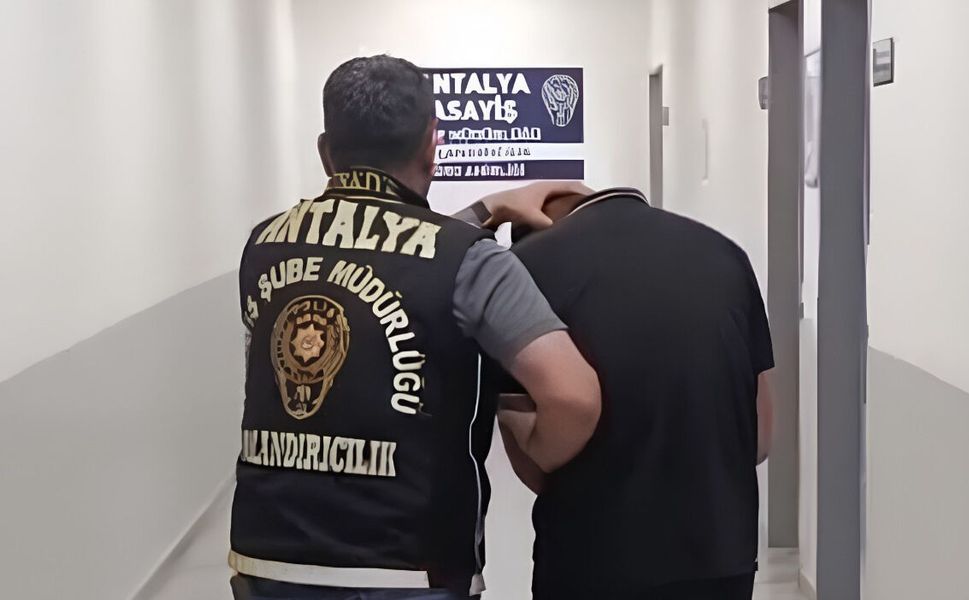 Antalya'da dolandırıcı suçüstü yakalandı