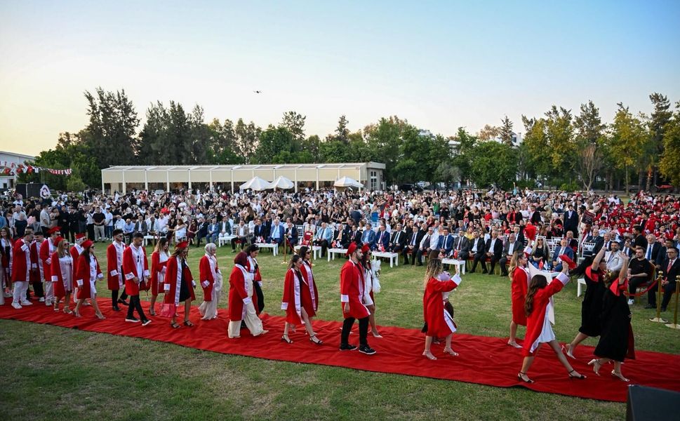 Antalya Belek Üniversitesi'nde mezuniyet coşkusu