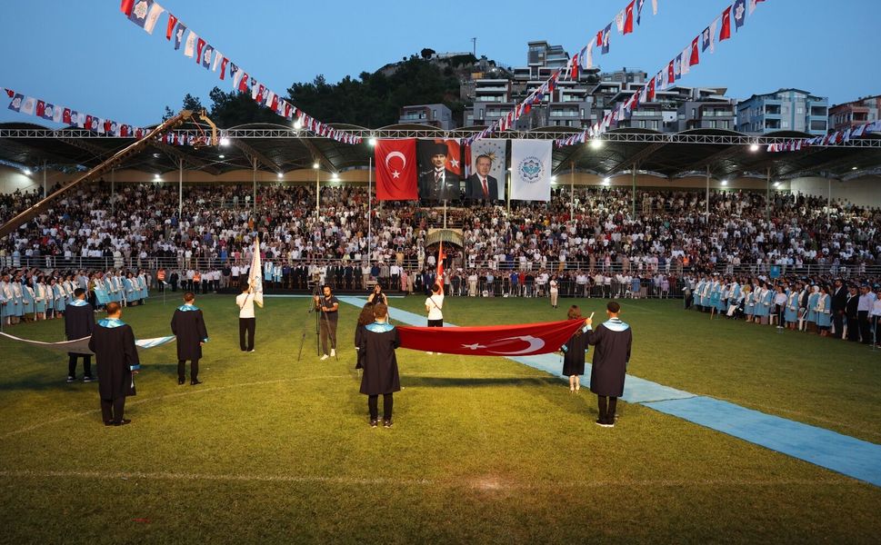 ALKÜ mezuniyet töreni coşkuyla gerçekleşti: 2.705 Mezun kep fırlattı
