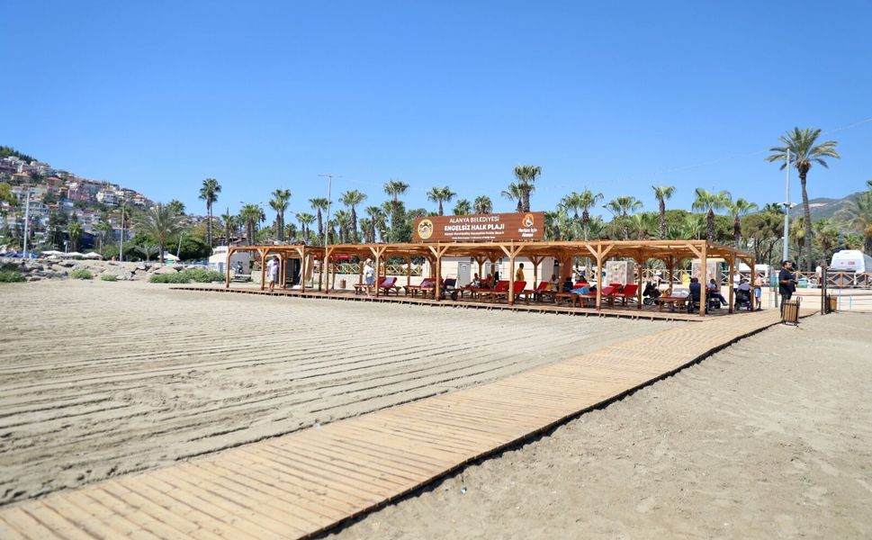 Alanya’da yaz sıcağı halk plajlarında atılıyor