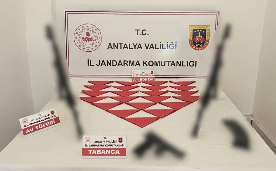 Antalya'da operasyon: 1 kilo sentetik madde ve silahlar ele geçirildi