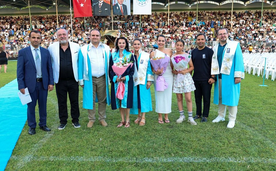 50 yaşındaki ALKÜ’lü Selda, kızının kanseri yendiği gün dereceyle mezun oldu