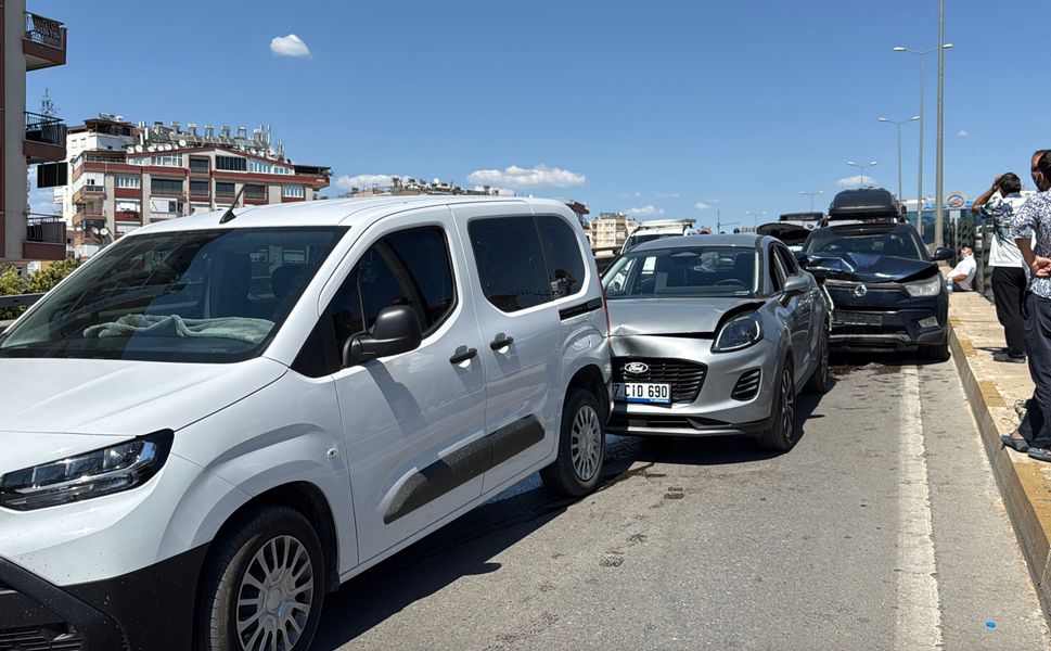 Antalya'da üst geçitte zincirleme kaza: 1 yaralı