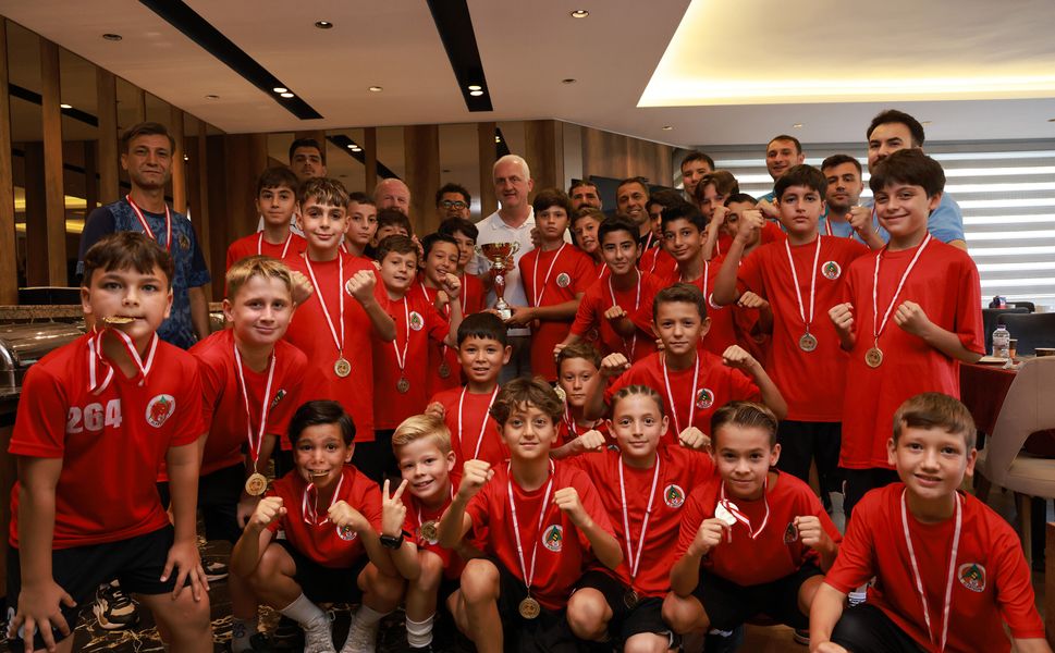Corendon Alanyaspor U11 şampiyonluk kupasını kaldırdı!