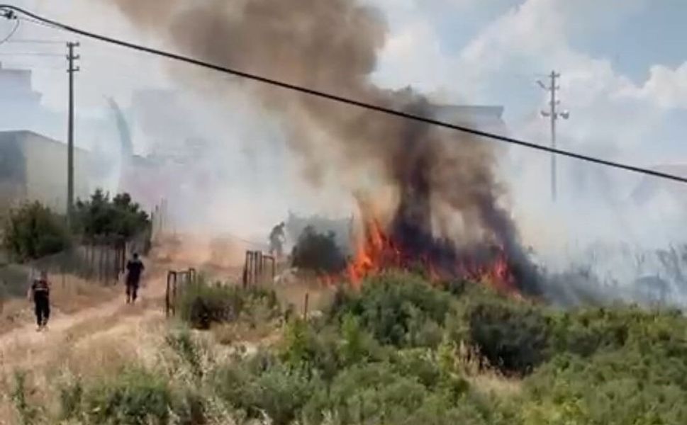 Anız tarlasındaki yangın, yerleşim yerlerine sıçramadan söndürüldü