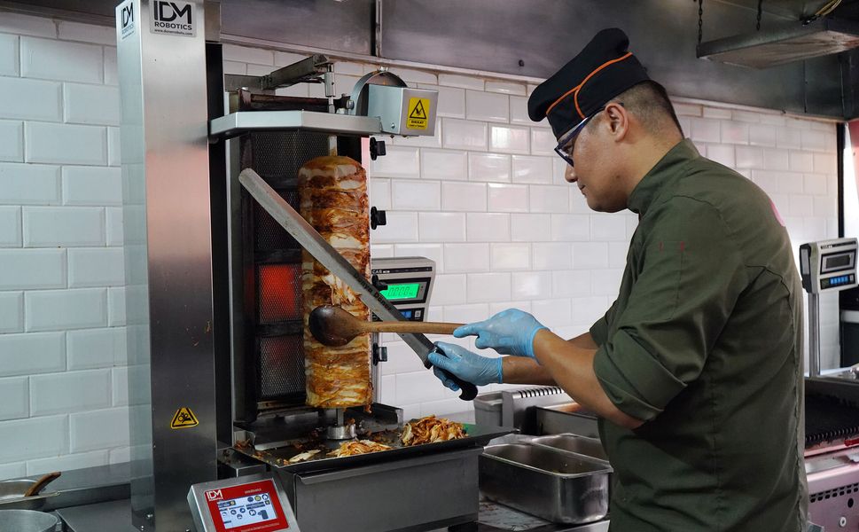 Antalya sıcağında döner ustalarının zorlu mesaisi