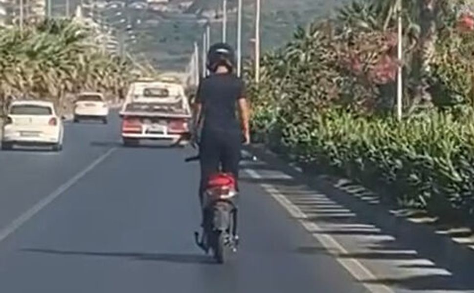 Alanya'da elektrikli motosiklet sürücüsünün tehlikeli yolculuğu