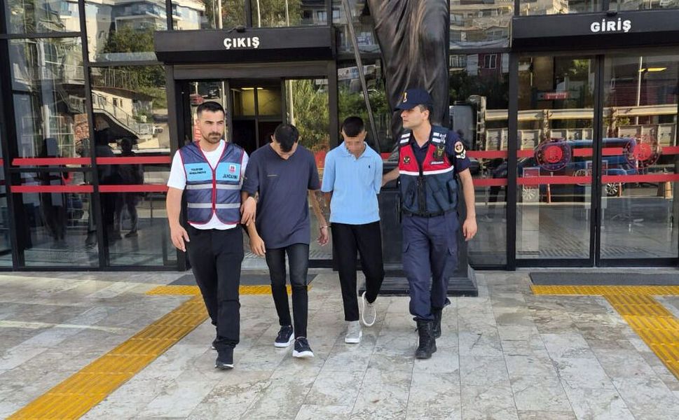 Alanya'da mağazada hırsızlık yapan şüpheliler tutuklandı