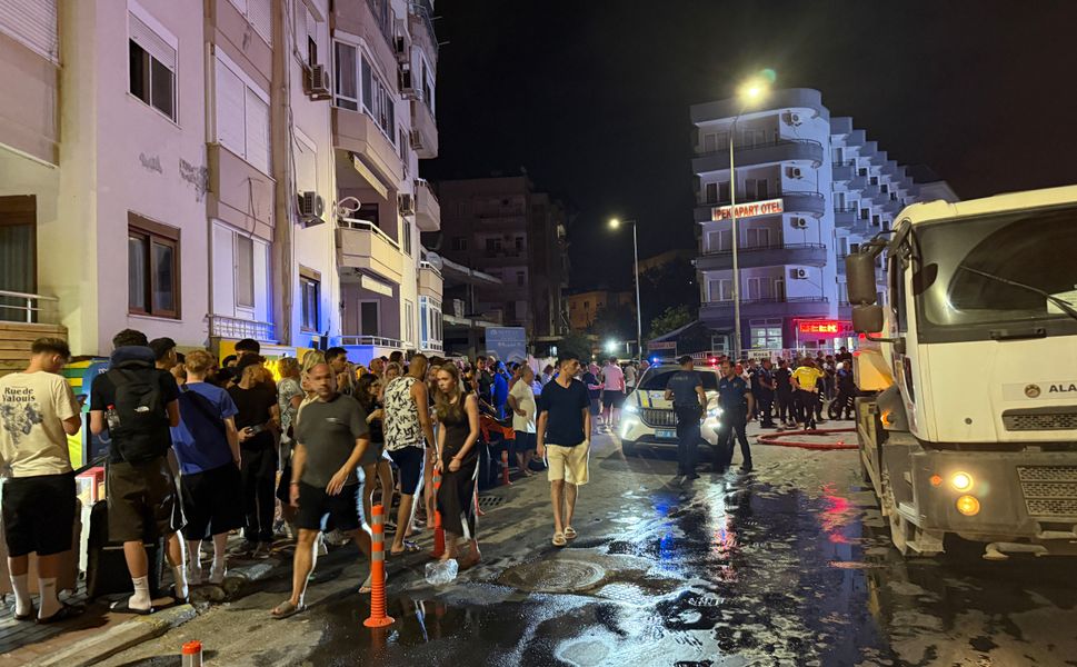 Alanya'da otel çatısında yangın: Otelde konaklayanlar tahliye edildi