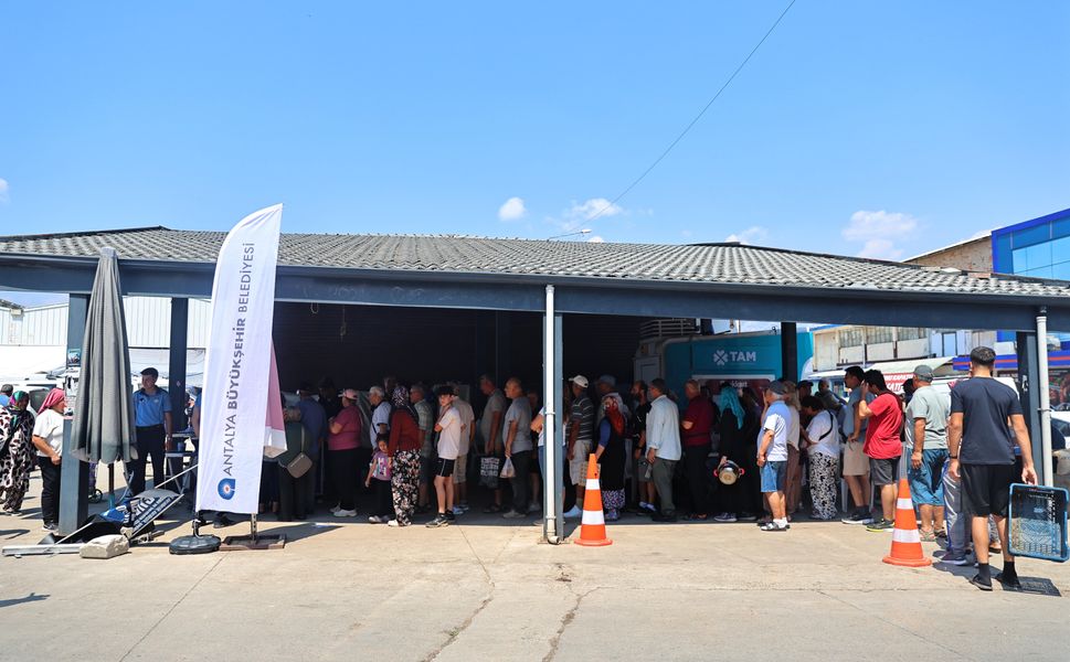 Antalya Büyükşehir 50 bin kişiye aşure ikram etti
