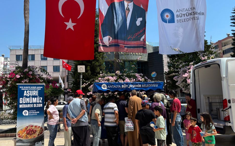 Antalya Büyükşehir'in aşure ikramları sürüyor