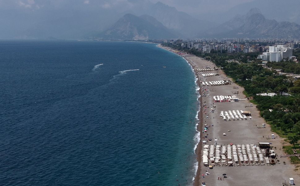 Antalya'da az bulutlu havada sahiller doldu