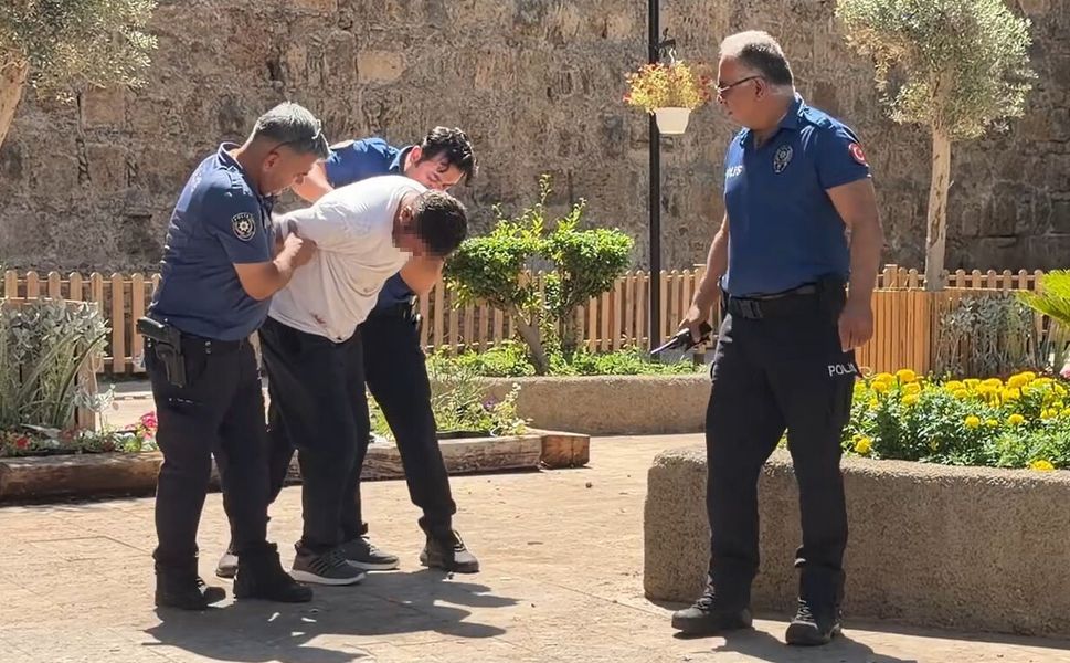 Antalya'da tarihi kapı önünde taşlı ve delici aletli kavga