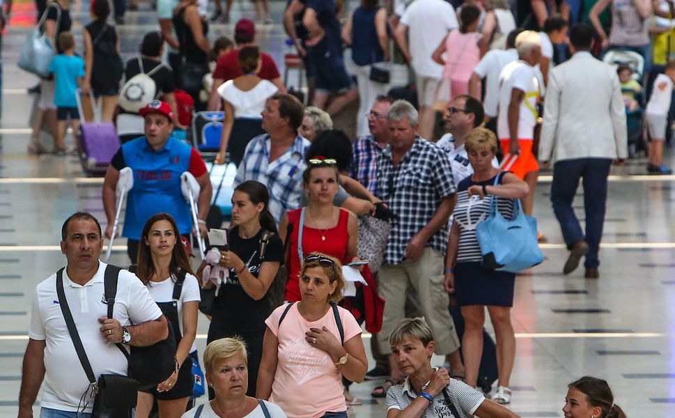 Antalya'ya 6 ayda hava yoluyla 5 milyon 574 bin 375 turist geldi