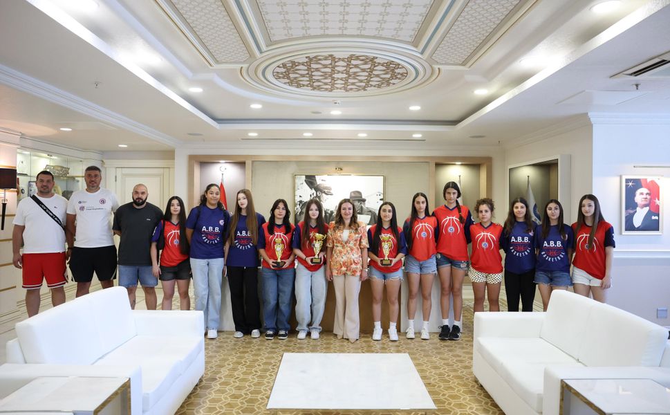 Başkan Vekili Özdemir şampiyon sporcuları ağırladı