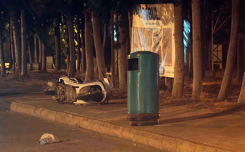Çöp konteynerine çarpan motosikletin sürücüsü yaralandı