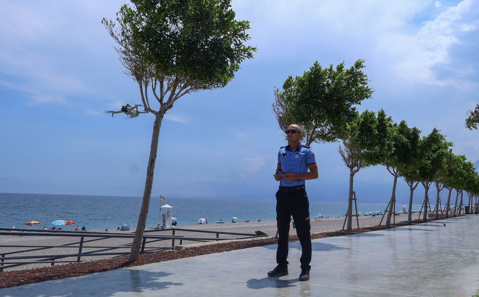 Konyaaltı Sahili'nde dron destekli denetim