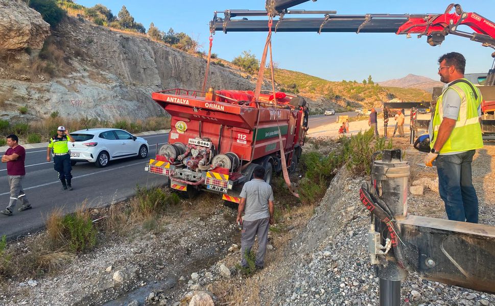 Yangına giden su ikmal aracı kaza yaptı