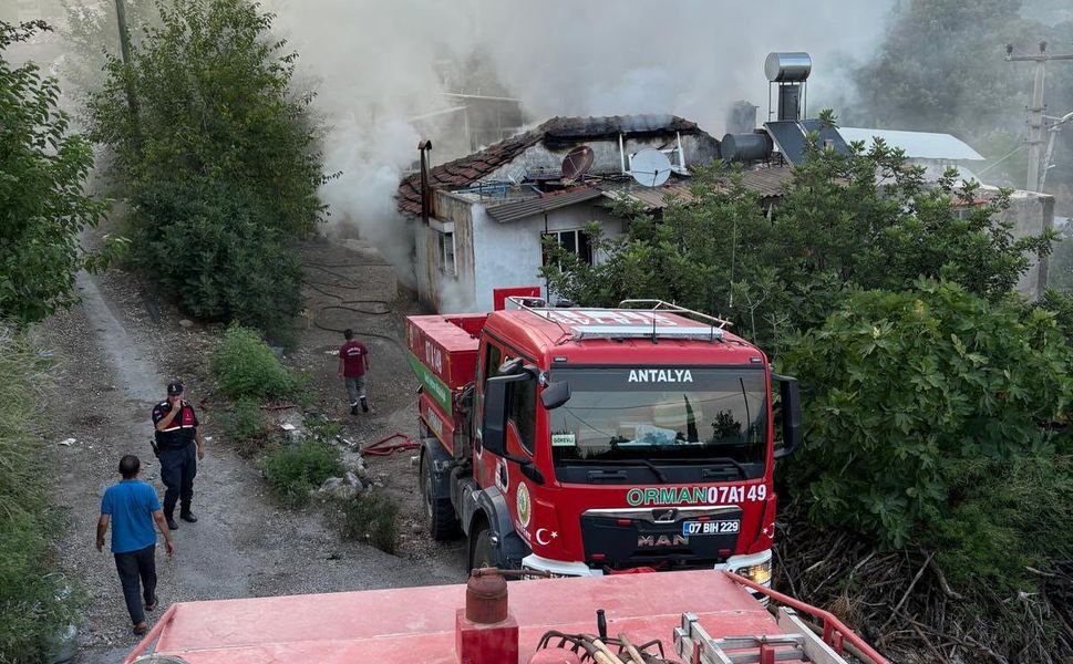 Yangında ev ve saman balyaları kül oldu