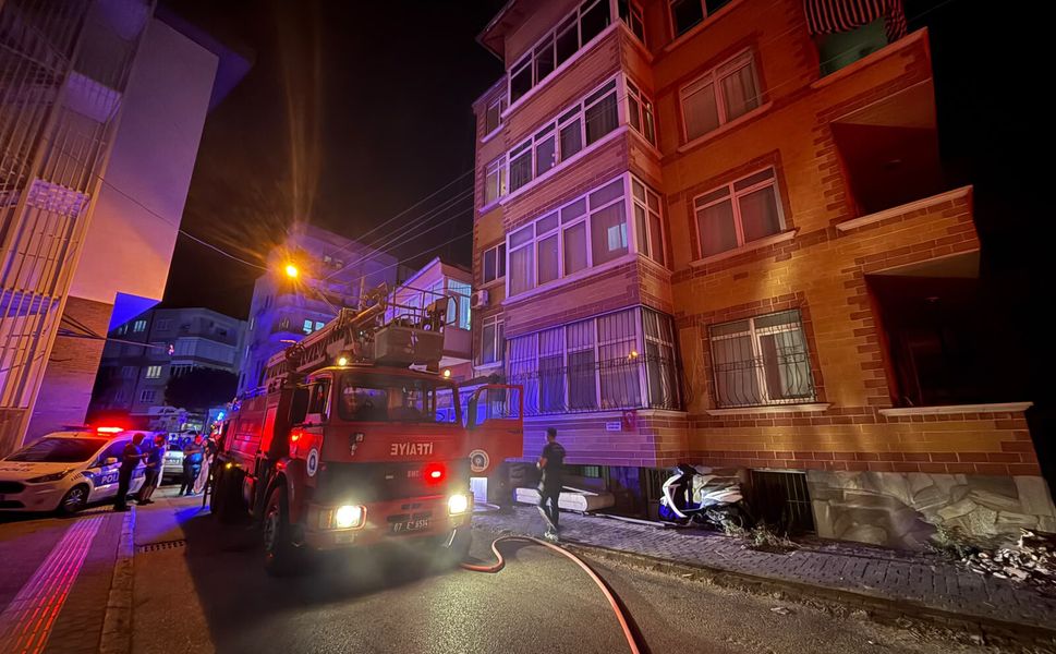 Alanya'da 4 katlı apartmanda yangıın: Maddi hasar oluştu