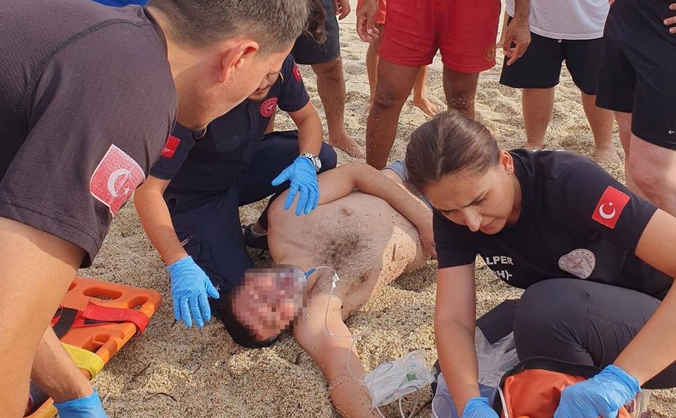 Alanya'da boğulma tehlikesi geçiren tatilciyi cankurtaran kurtardı