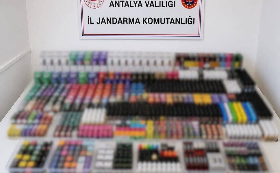 Alanya’da kaçak elektronik sigara ve aksesuar ele geçirdi
