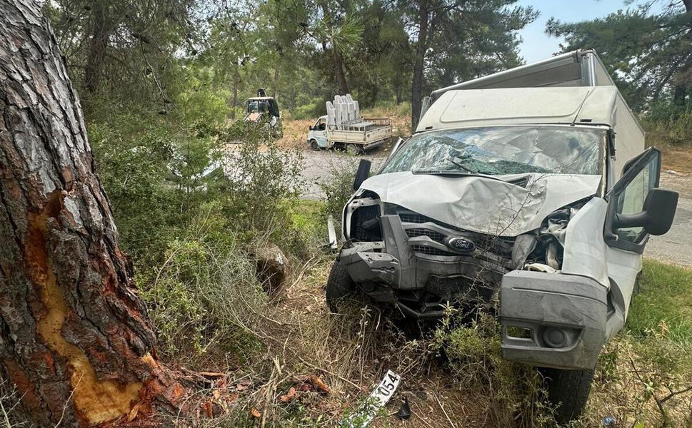Alanya'da kamyonet ağaca çarptı: 1 ölü