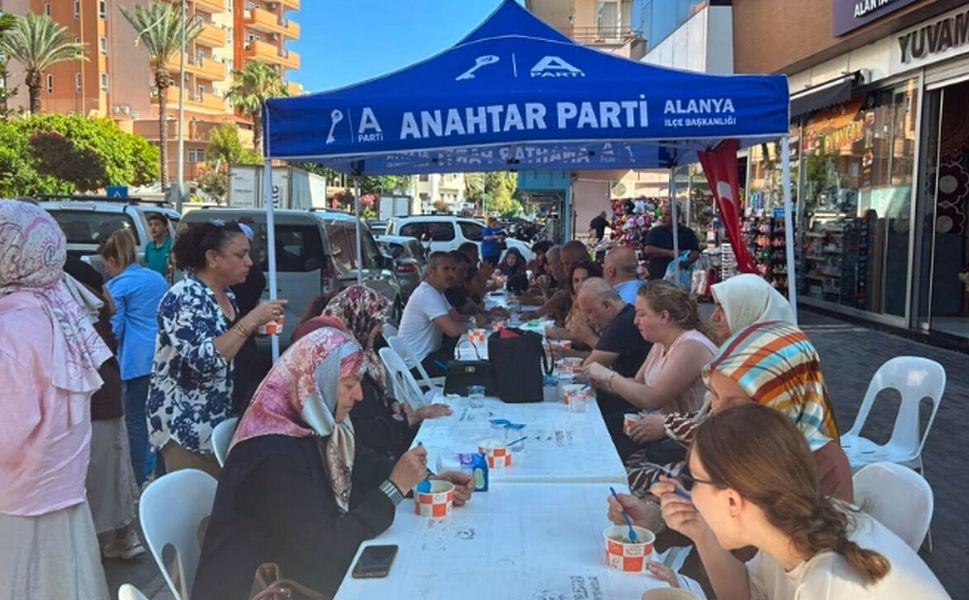 Anahtar Parti Alanya’dan Muharrem Ayı aşure ikramı