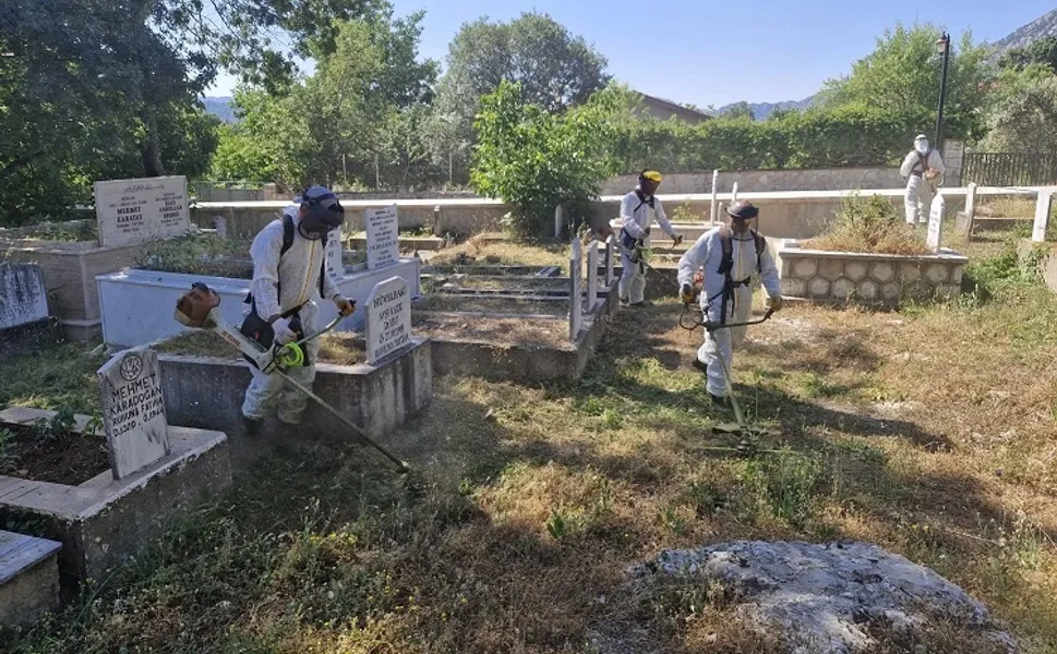 Antalya Büyükşehir ekiplerinden ilçe mezarlıklarında çalışma