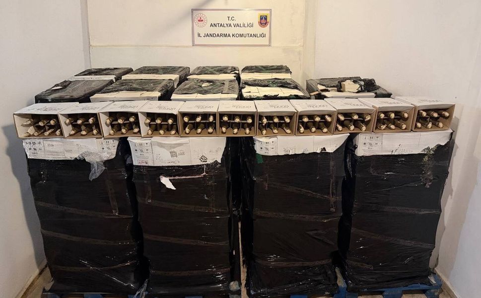 Antalya'da 13 bin litre sahte şampanya ele geçirildi