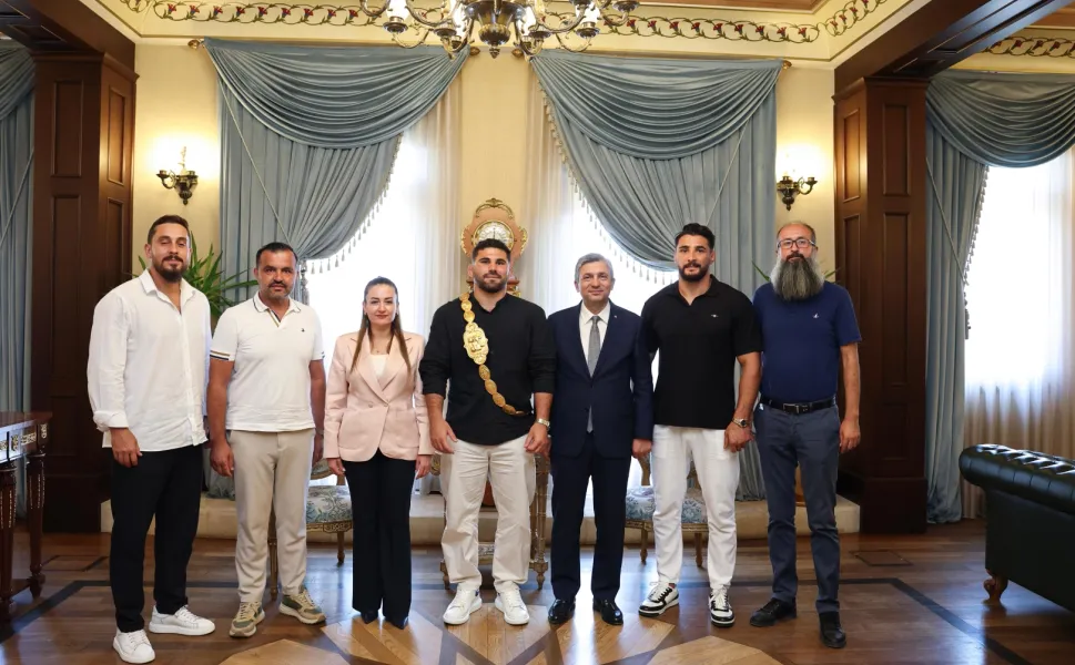Antalya'da Başpehlivan Erkan Taş'tan Vali Şahin'e ziyaret