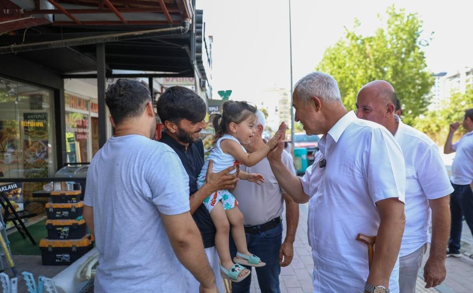 Başkan Özçelik’ten Mahmutlar’da esnaf ve vatandaş ziyareti