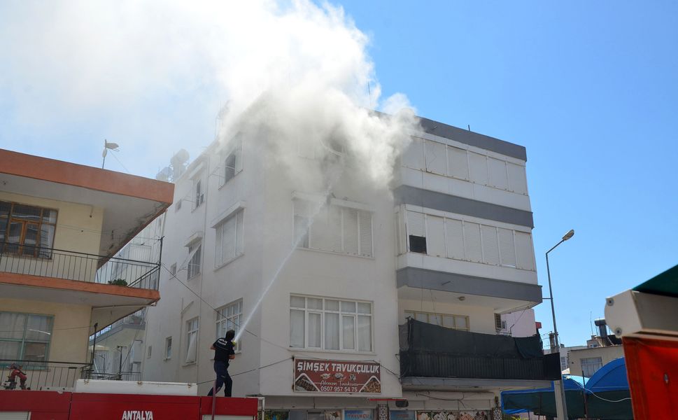 Dairedeki yangını itfaiye söndürdü