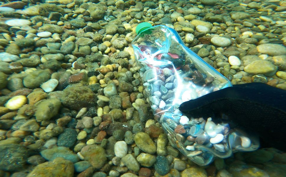 Antalya'da deniz dibinde utandıran manzara: Pet şişeye taş doldurup atıyorlar