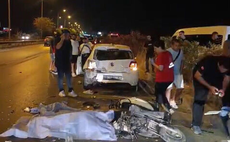 Motosiklet, emniyet şeridindeki otomobile çarptı: 1 ölü, 1 yaralı
