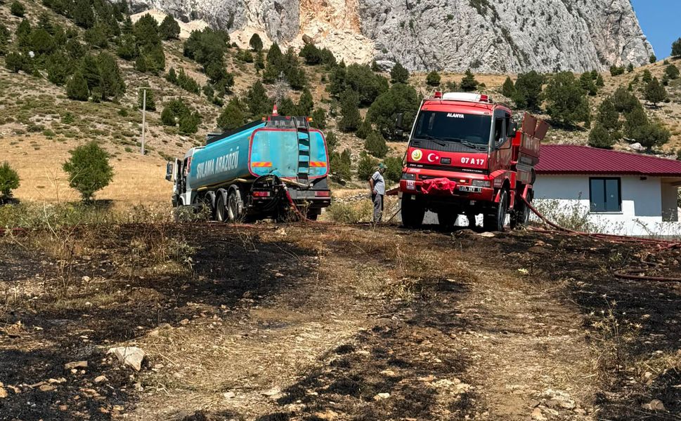 Alanya'da otluk yangını söndürüldü