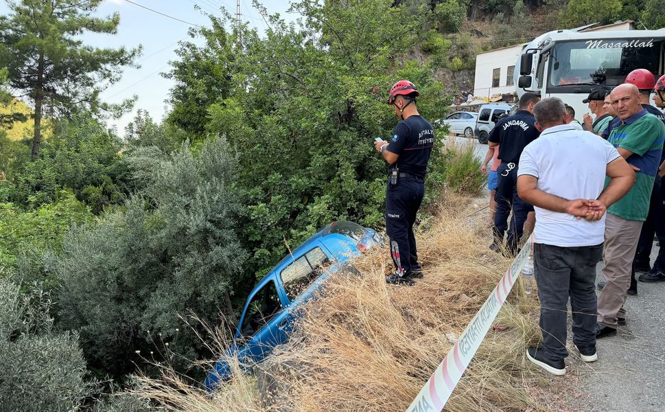 Alanya'da otomobil şarampolde düştü: Sürücü hafif yaralandı