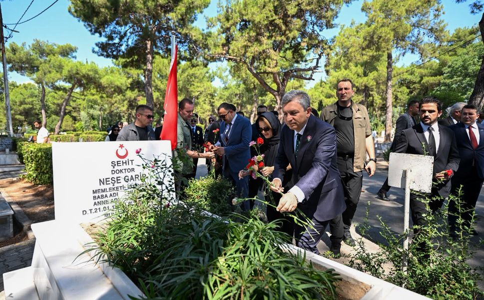 Şehitliklerde 15 Temmuz anma töreni