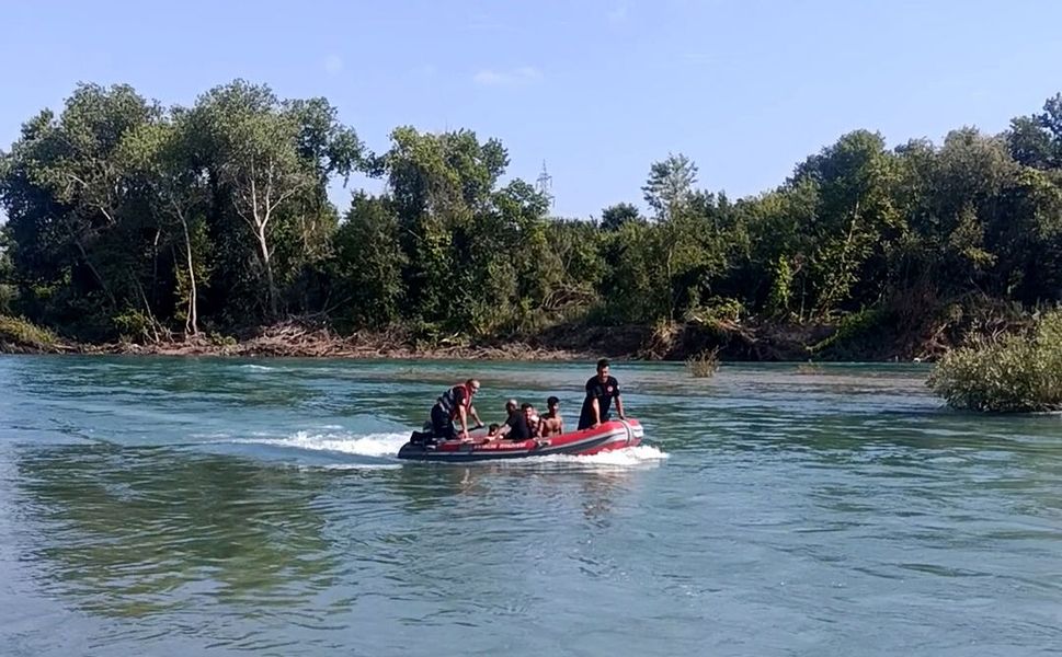 Su yükselince ırmaktaki adacıkta mahsur kalan 4 kişi kurtarıldı