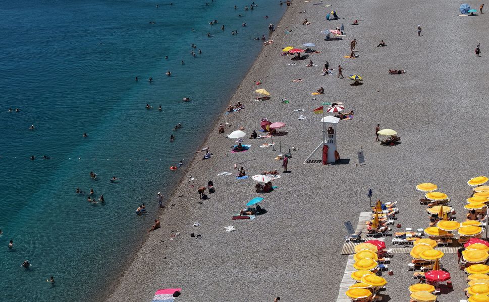 Antalya'da hissedilen sıcaklık 44 dereceyi buldu