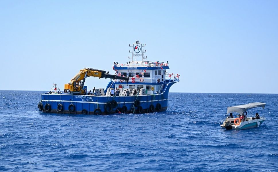 Antalya Finike'de 50 yapay resif denize indirildi