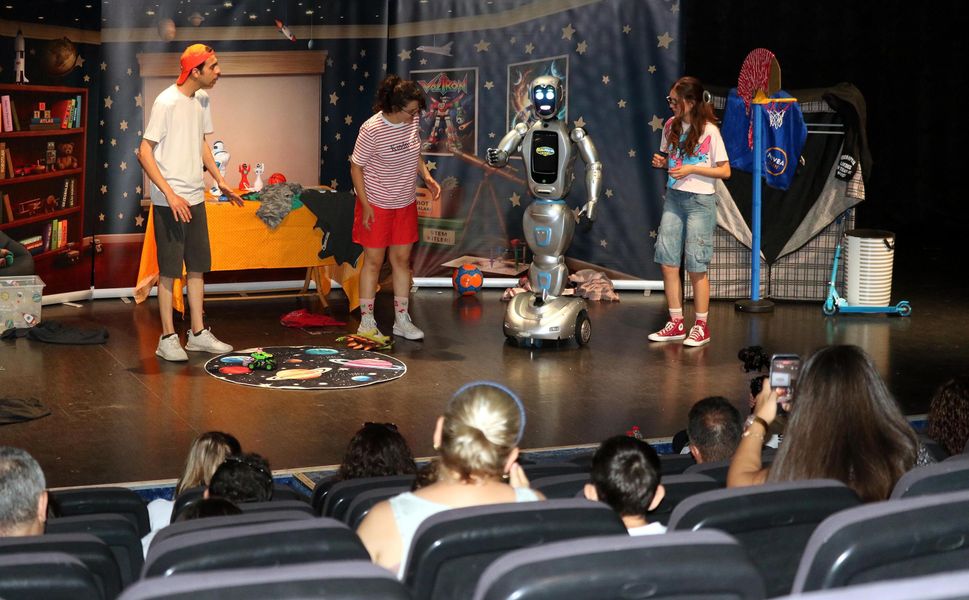 Yapay zeka destekli robot, çocuk tiyatrosunda sahneye çıktı