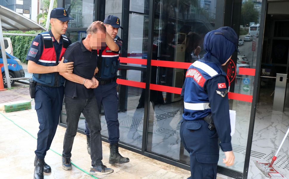 Alanya'da eşini ve kayınvalidesini bıçaklayan şüpheli adliyede