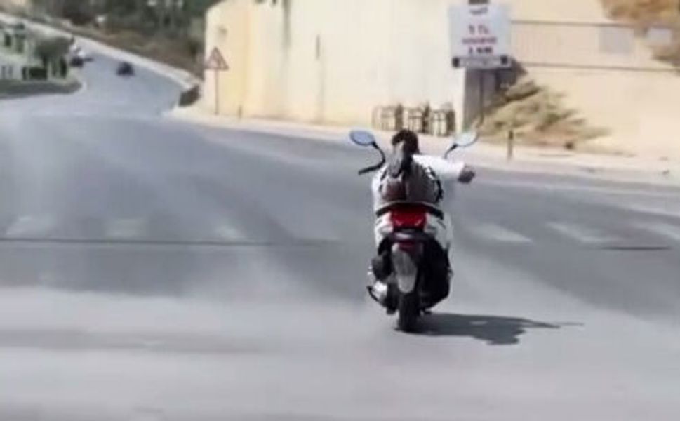 Alanya'da motosikletlinin tehlikeli hareketleri kamerada