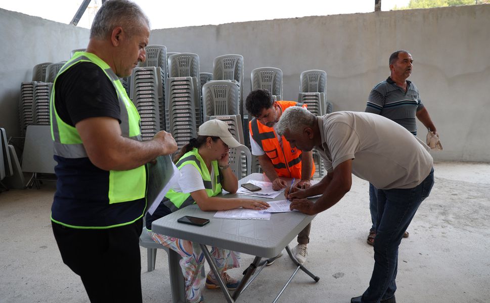 Alanya ve Gazipaşalı yangınzede üreticilere sera naylonu desteği