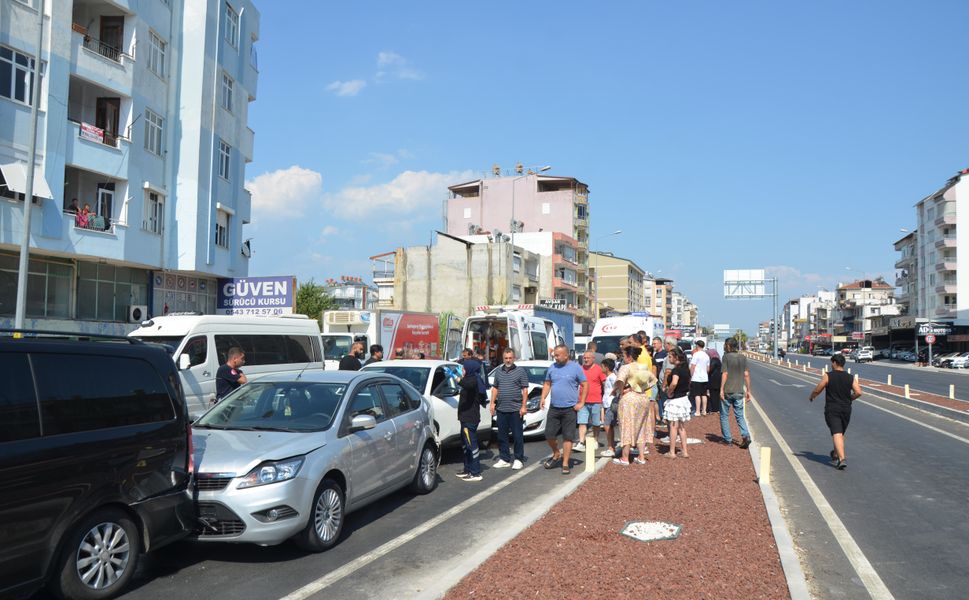 Antalya'da 5 aracın karıştığı kaza: 6 yaralı