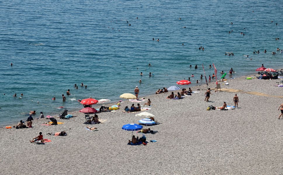 Antalya'da termometreler 40 dereceyi gösterdi, kent merkezi boş kaldı