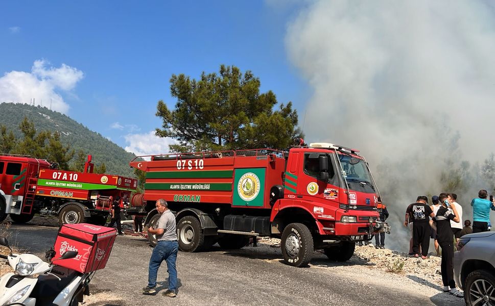 Antalya'nın 2 ilçesinde orman yangını kontrol altında