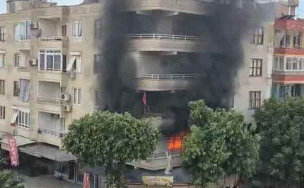 Alanya'da 4 katlı binadaki yangında 3 çocuk dumandan etkilendi