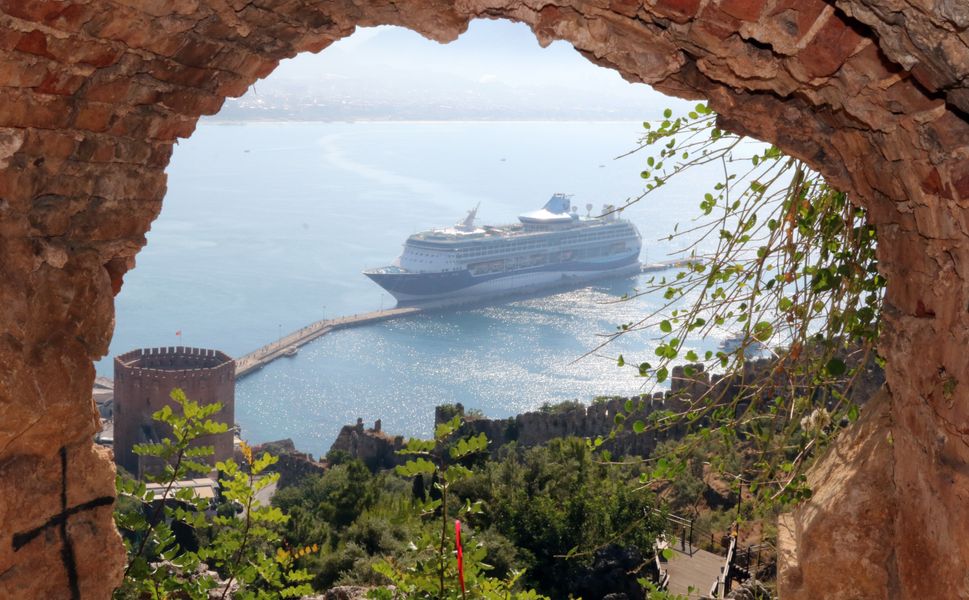 Alanya'da İngiliz turistler kruvaziyerle geldi